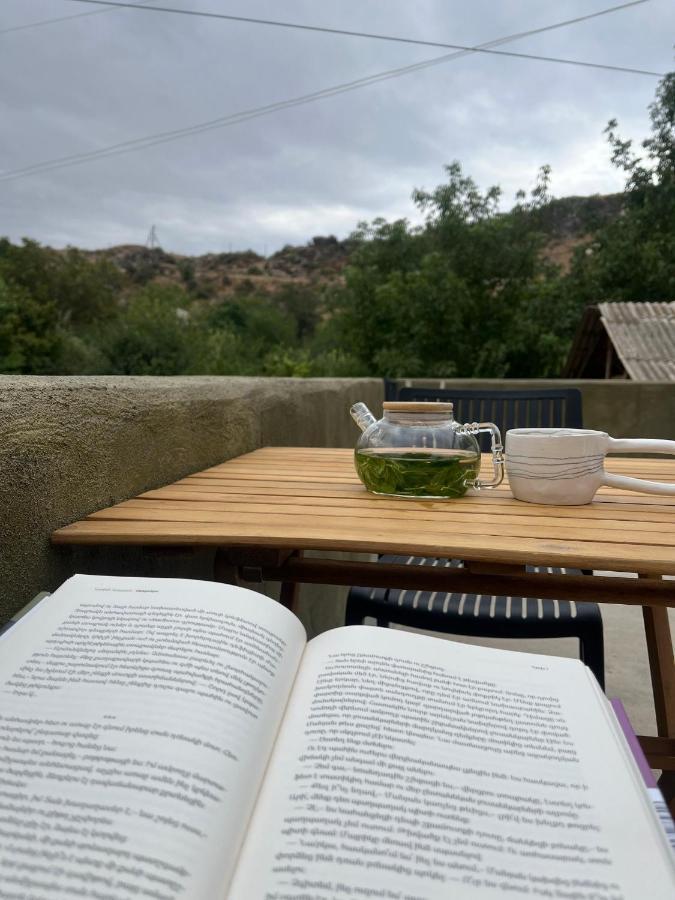 Zove Rural Cottage With Garden Views K'arashamb Exterior foto