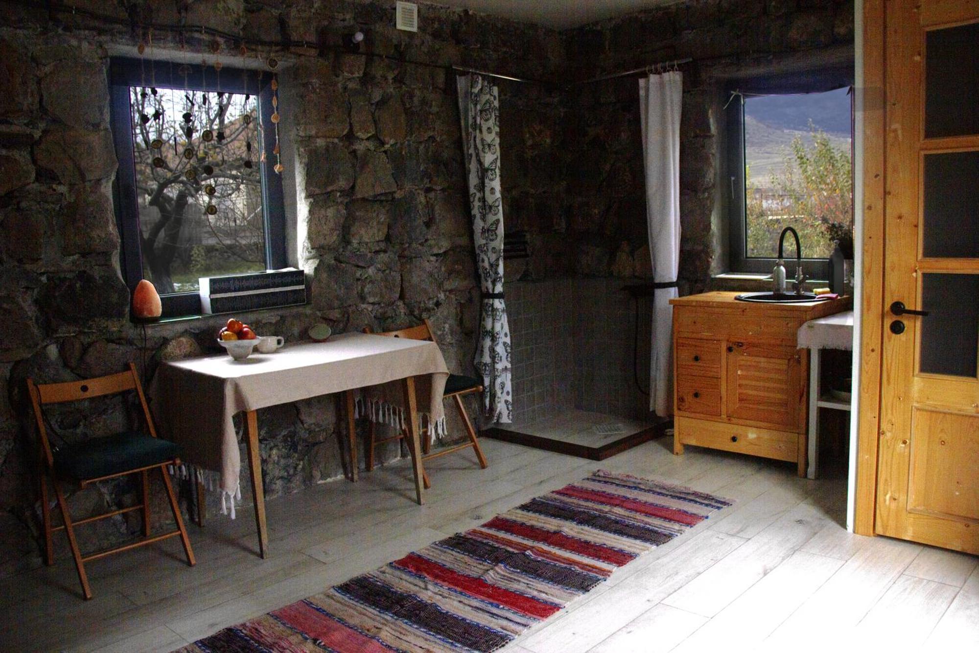 Zove Rural Cottage With Garden Views K'arashamb Exterior foto
