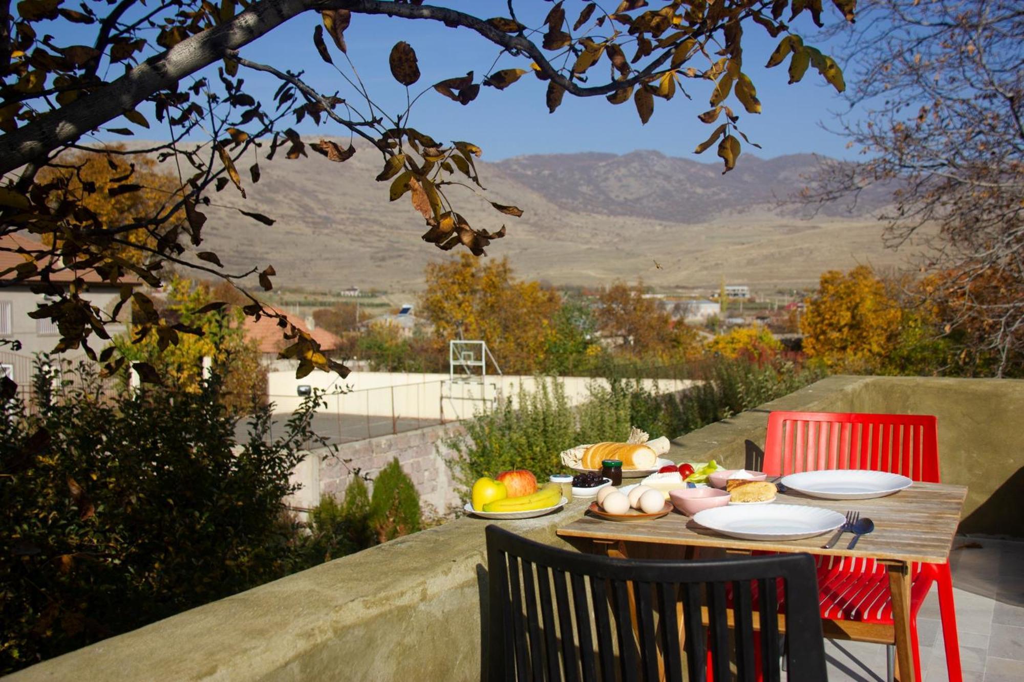 Zove Rural Cottage With Garden Views K'arashamb Exterior foto