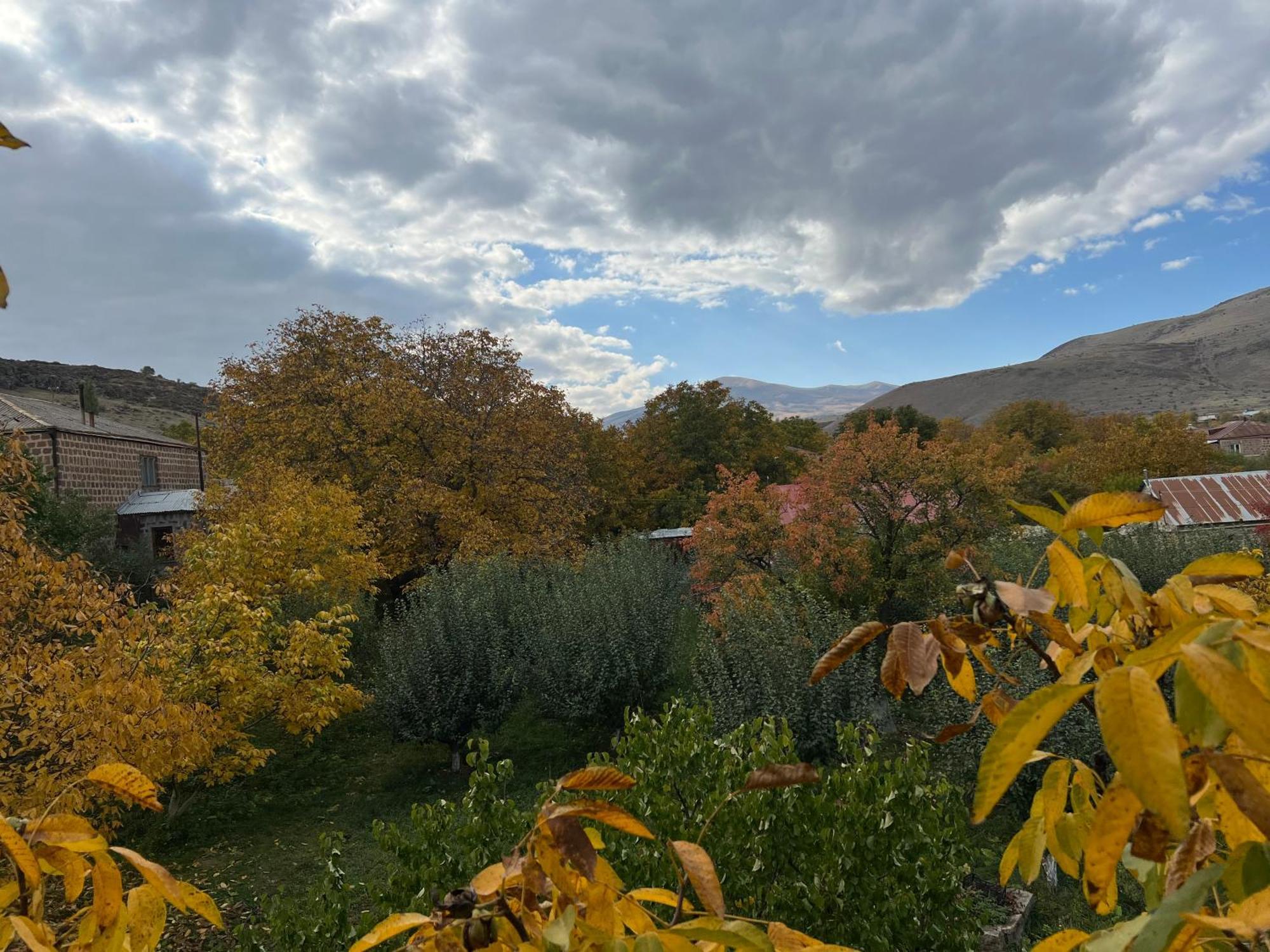 Zove Rural Cottage With Garden Views K'arashamb Exterior foto